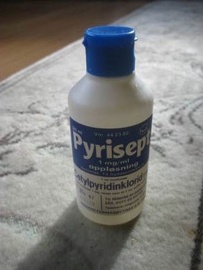 Flaske med noe innhold PYRISEPT 80 tallet