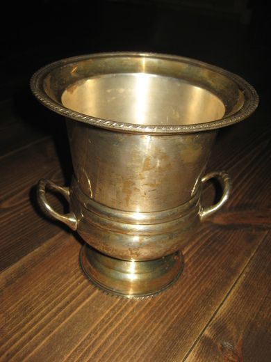 Noe for deg? Gammel ca 18 cm høg kan brukes til så mangt