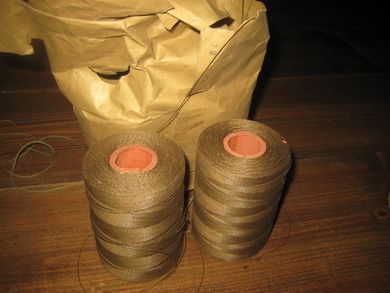 Pakke med ubrukt tråd fra avvikla skomakeri på Utvik 40 tallet