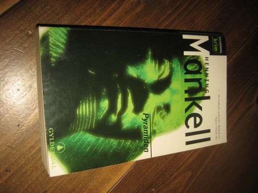 MANKEL: PYRAMIDEN 2000
