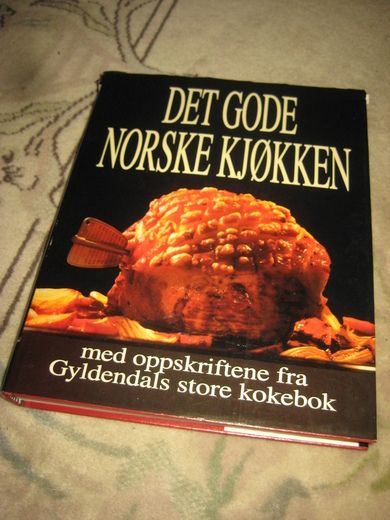 Hovig, Ingrid Espelid: DET GODE NORSKE KJØKKEN med oppskriftene fra Gyldendals store kokebok. 1992. 