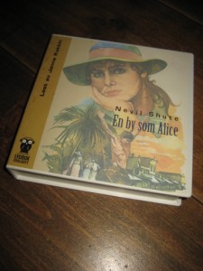 SHUTE, Nevil: En by som Alice. Lest av Janne Kokkin. 10 CD, CA 12 timer, 2002. 