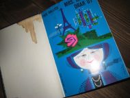 GALLICO:  MRS. HARRIS DRAR UT. 1964.