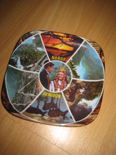 Pent plastfat med reklamebilder fra kjendte plasser i Norge 70 tallet