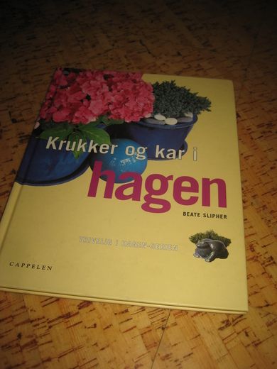 Slipher: KRUKKER OG KAR I HAGEN. 2002.