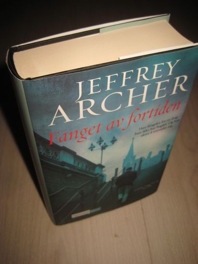 ARCHER, JEFFREY: Fanget av fortiden. 2013. 