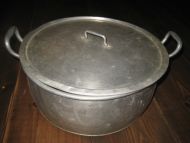 Gammel og nostalgisk ILOVAN panne med lokk, ca 32 cm i diameter. 30-40 tallet.
