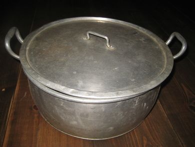 Gammel og nostalgisk ILOVAN panne med lokk, ca 32 cm i diameter. 30-40 tallet.