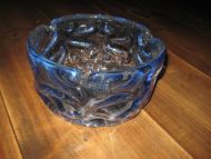 Meget pen glass skål i lys blå farge, ca 18 cm i diameter. 60 tallet. 