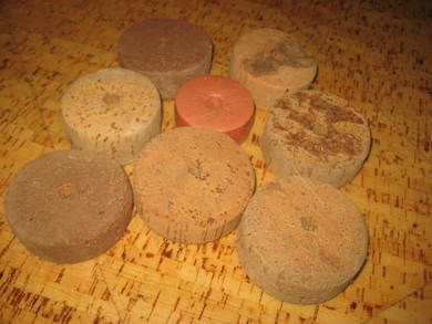 Lot med gamle garnkorker brukt ved garnfiske i gamle dager kan brukes til så mangt Du får denne loten som du har bestillt dette er lott kork nr I