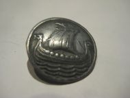 Tinnknapp med motiv av VIKINGSKIP