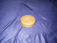 Gammelt rundt skrin i pressa papp