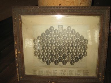 Gammelt bilde i glass og gammel treramme ca 50*44 cm stort 1909