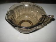 Pen fløtemugge i farga glass, 50-60 tallet.