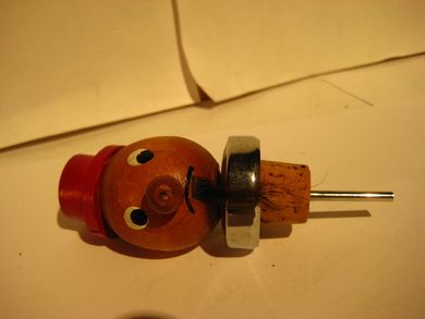 Til flasketuten trehode med hatt skjegg