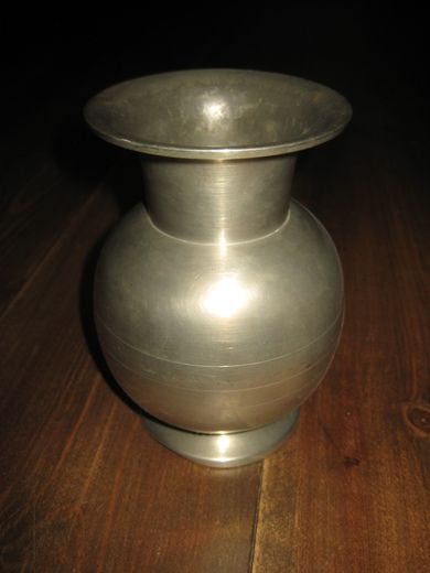 Tinnvase 30-40 tallet ca 17 cm høg