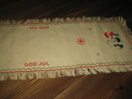 Gammel heimebrodert juleduk ca 79*28 cm stor