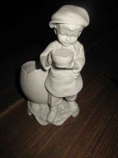 Gammel pen porselensfigur ca 13 cm høg