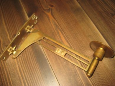 Lysestake i messing for montering på vegg gammel