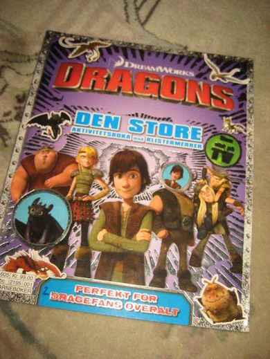 DRAGONS. DEN STORE AKTIVITETSBOKA MED KLISTREMERKER. 2015.