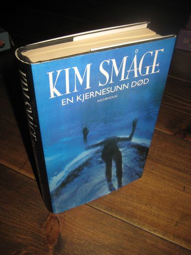 SMÅGE, KIM: EN KJERNESUNN DØD. 1995. 