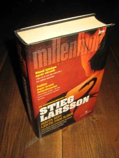 LARSSON STIG: JENTA SOM LEKTE MED ILDEN 2008