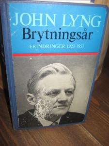 LYNG, JOHN: Brytningsår. ERINDRINGER 1923-1953. 1972.
