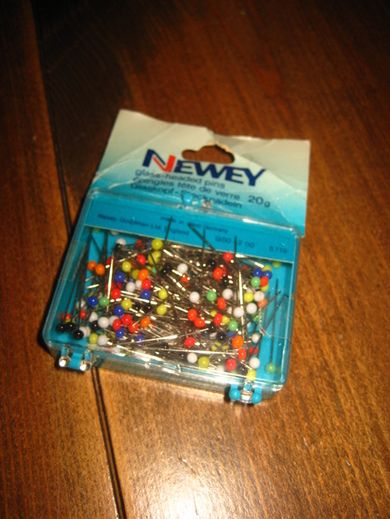 Uåpna pakke nåler med farga tupp 80 tallet NEWEY