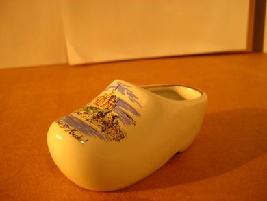 Tresko med motiv fra    LE MONT ST. MICHEL.   8 cm lang.