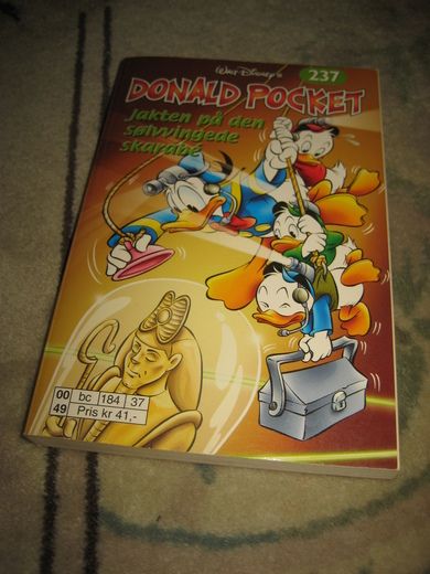 2000 NR 237 JAKTEN PÅ DEN SØLVVINGEDE SKARABE'