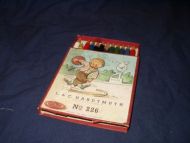 Gamle fargestifter i dekorativ eske