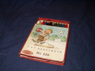 Gamle fargestifter i dekorativ eske