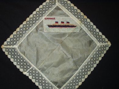 Strøken duk med broderi av 